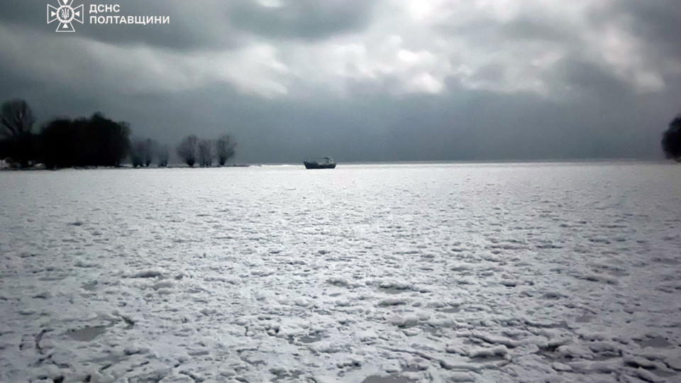 На Полтавщине в новогоднюю ночь группа людей застряла на лодке посреди замерзшего Днепра: фото