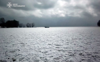 На Полтавщині в новорічну ніч група людей застрягла на човні посеред замерлого Дніпра: фото