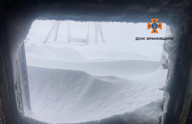 Сугробы снега более одного метра и минус 18°C: Карпаты накрыла зима, фото