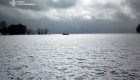 На Полтавщине в новогоднюю ночь группа людей застряла на лодке посреди замерзшего Днепра: фото