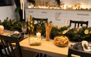 Жирная пища и алкоголь: врачи предупредили об опасности новогодних застолий