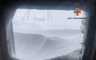 Перемети снігу понад один метр та мінус 18°C: Карпати накрила зима, фото