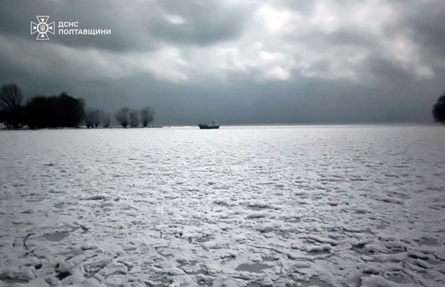 На Полтавщині в новорічну ніч група людей застрягла на човні посеред замерлого Дніпра: фото