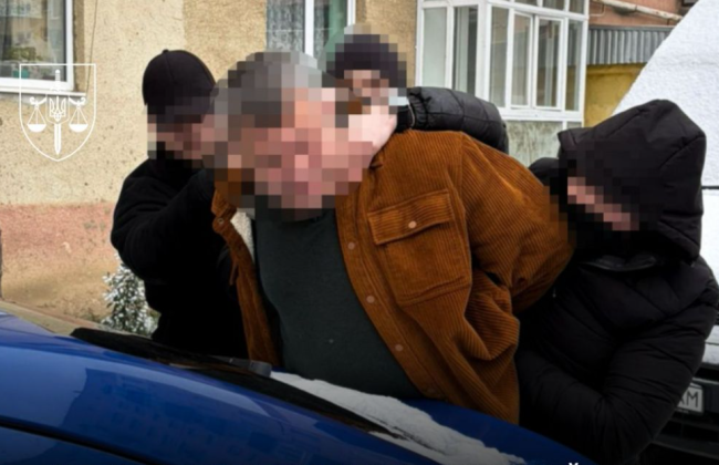 На Закарпатті викрили митника, який за 5% «кешбеку» ввозив елітні годинники без сплати мита