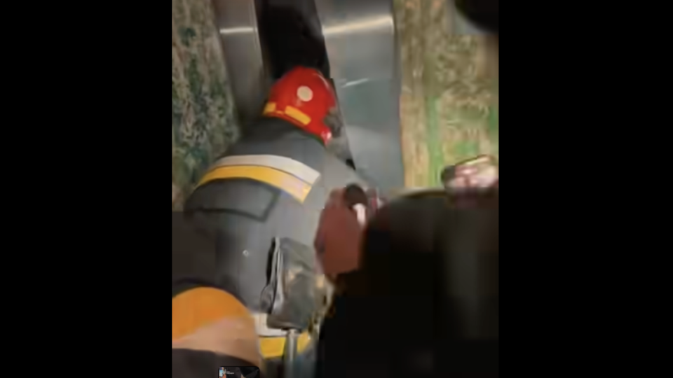 Во Львове лифт застрял между этажами — мужчина упал в шахту: видео