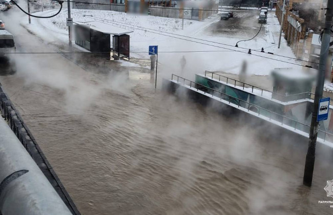 В Киеве снова авария на теплотрассе: парализовано движение на проспекте Лобановского, фото