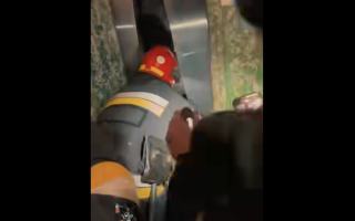 Во Львове лифт застрял между этажами — мужчина упал в шахту: видео