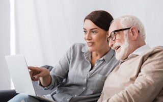 Может ли дочь помочь отцу-пенсионеру пройти видеоидентификацию для получения выплат