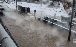 У Києві знову аварія на тепломережі: паралізовано рух на проспекті Лобановського, фото