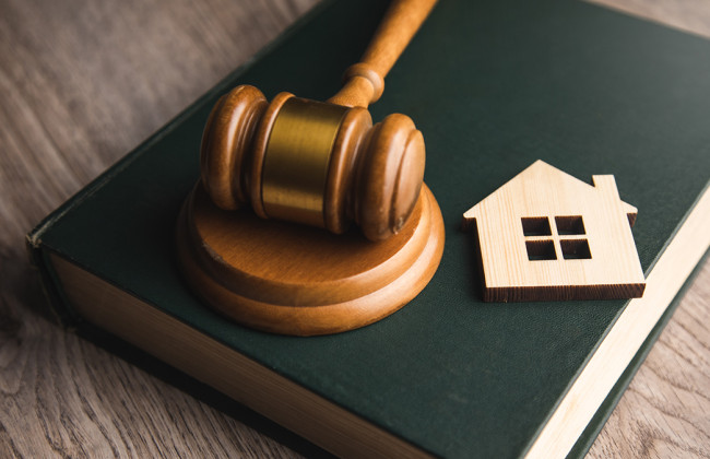 Из-за старого кредита жены владелец не мог продать дом: что решил суд