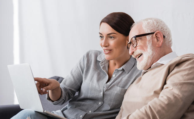 Чи може донька допомогти батьку-пенсіонеру пройти відеоідентифікацію для отримання виплат