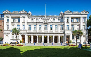 Відмовляли в підвищенні на роботі через стать: у Британії викладачка виграла суд