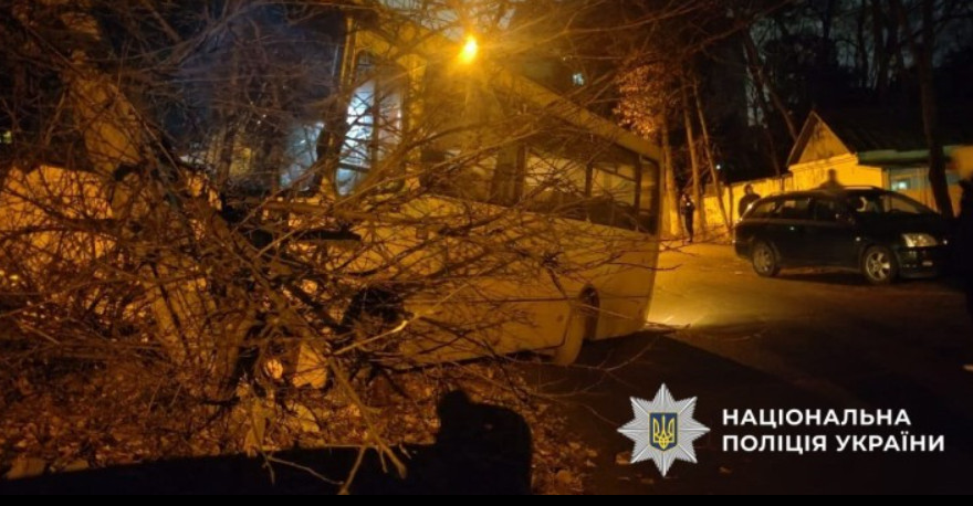В Киеве задержали мужчину, который угнал автобус и устроил ДТП