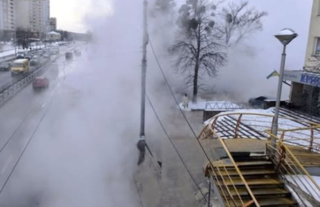 В Киеве 16-летняя девушка упала в яму с кипятком на проспекте Лобановского и получила 73% ожогов тела