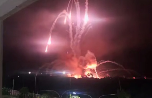 Хаос на вулицях, бронетехніка у Каракасі та постійні вибухи — яка наразі ситуація у Венесуелі, відео