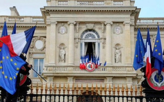 Во Франции отменили пожизненные льготы для бывших премьеров и министров внутренних дел