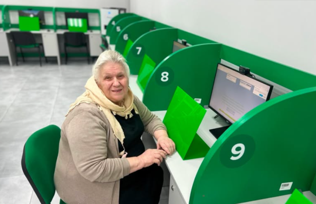 Возраст — не преграда: в Черновцах 71-летняя женщина успешно сдала теоретический экзамен по вождению