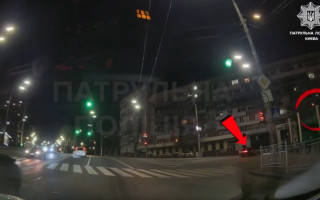 В Киеве наказали водителя BMW, который на глазах у полиции проехал на красный сигнал светофора, — видео