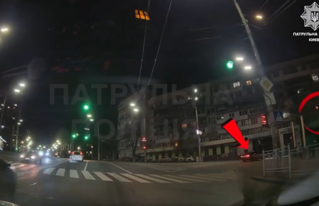 В Киеве наказали водителя BMW, который на глазах у полиции проехал на красный сигнал светофора, — видео