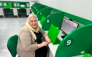 Вік — не перешкода: у Чернівцях 71-річна жінка успішно склала теоретичний іспит з водіння