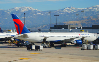 У США чоловік загинув у двигуні літака — його батьки звинувачують місто в бездіяльності