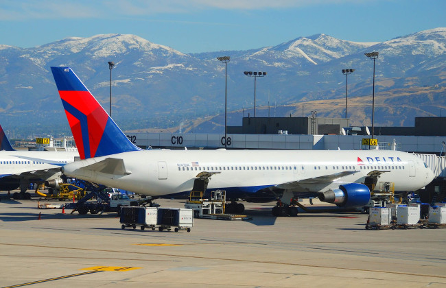 У США чоловік загинув у двигуні літака — його батьки звинувачують місто в бездіяльності