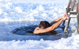 Купание на Крещение — кому нельзя нырять в прорубь