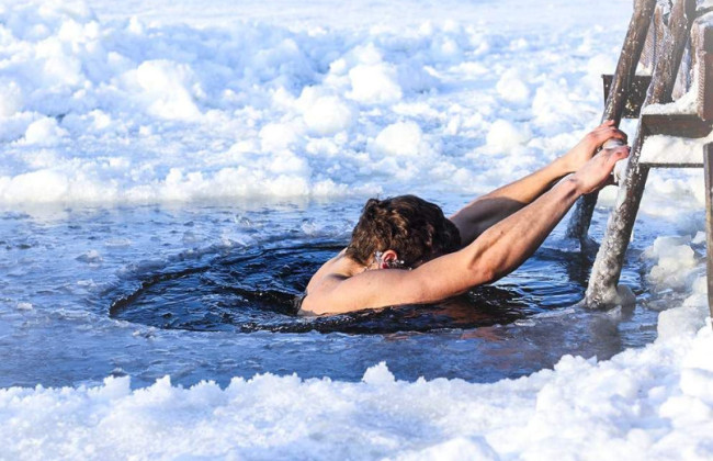Купання на Водохреща — кому не можна пірнати в ополонку