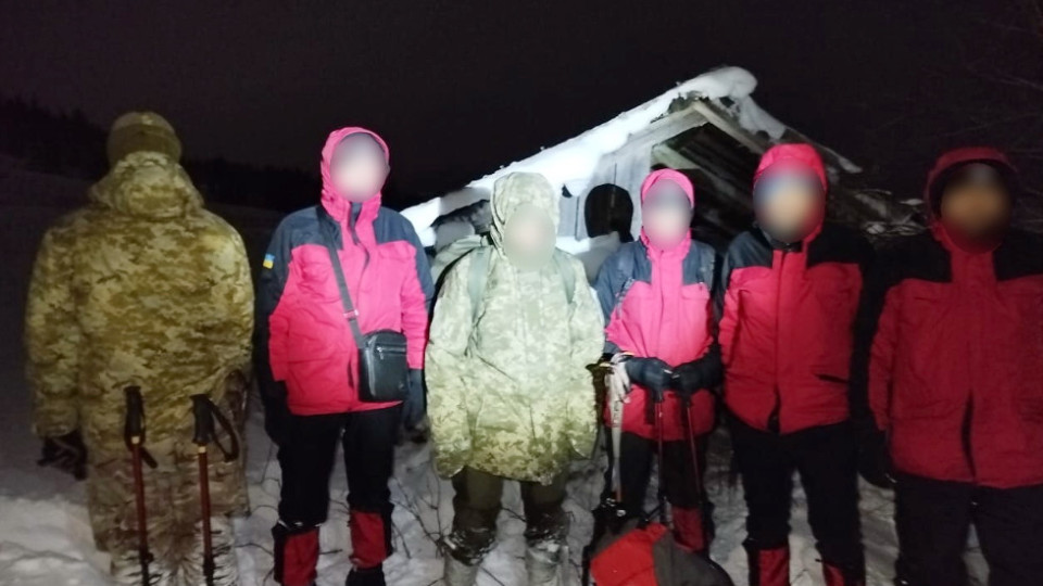 П’ять днів йшов до Румунії, заблукав і викликав рятувальників — у Карпатах врятували чоловіка