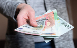 Пенсія для українців, які знаходяться за кордоном: як набувати страховий стаж