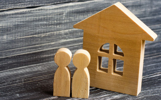 Поділ майна при проживанні без реєстрації шлюбу — суд підтвердив право власності позивача на половину квартири