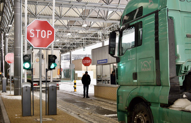 Взятки на границе: пограничники пресекли попытки подкупа на более чем 23 млн грн