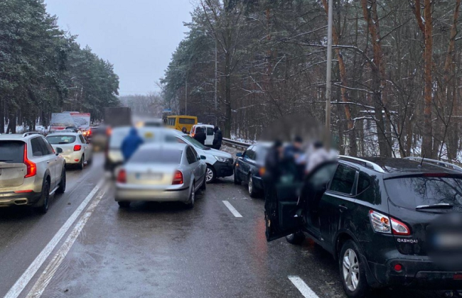 У Києві сталася масштабна ДТП за участю 13 автомобілів: фото
