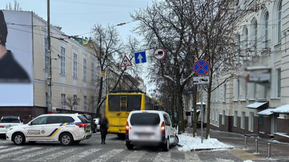 В Киеве провалилась дорога, в провале «застрял» троллейбус – фото