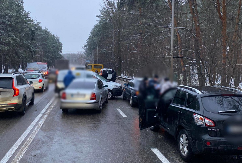 В Киеве произошло масштабное ДТП с участием 13 автомобилей: фото