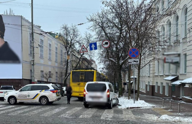 В Киеве провалилась дорога, в провале «застрял» троллейбус – фото