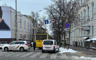 В Киеве провалилась дорога, в провале «застрял» троллейбус – фото