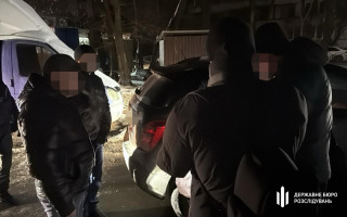 Шахрай вимагав у посадовця ТЦК 100 тисяч доларів «від імені ДБР» — його затримали