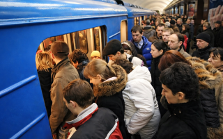 Торкання у переповненому вагоні не завжди є домаганням: суд оцінив інцидент у київському метро