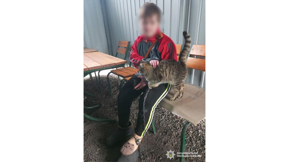 В Кировоградской области работница детского дома приковывала 17-летнюю девушку цепями к кровати