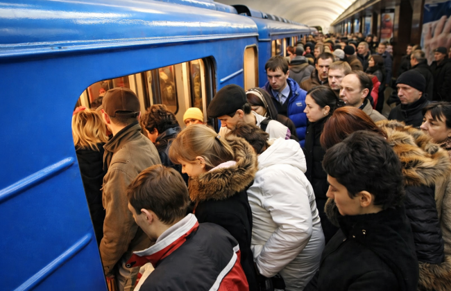 Торкання у переповненому вагоні не завжди є домаганням: суд оцінив інцидент у київському метро