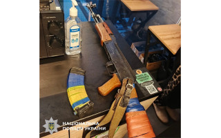 В супермаркете Киева мужчина напугал посетителей муляжом автомата — фото