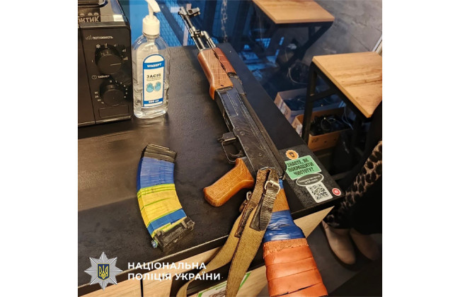 В супермаркете Киева мужчина напугал посетителей муляжом автомата — фото