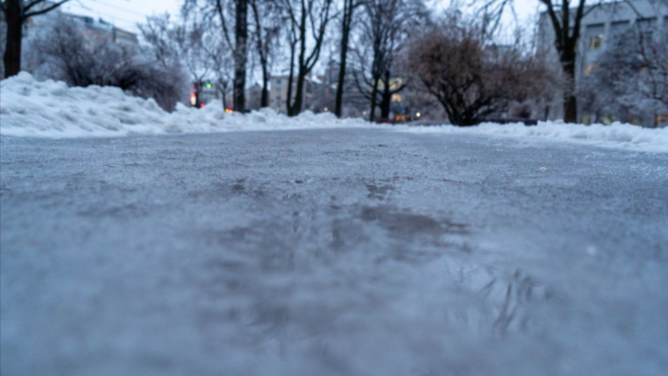 Киев в ледяной ловушке: на дорогах — водяной каток, а из-за обледенения проводов не курсируют трамваи и троллейбусы, видео