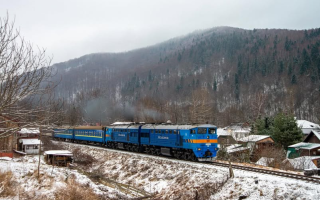 Сніг і хуртовини ускладнили рух поїздів на заході України