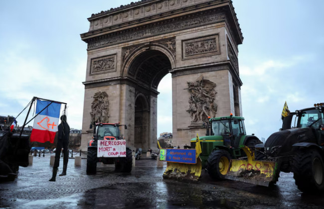 Французские фермеры перекрыли тракторами центр Парижа
