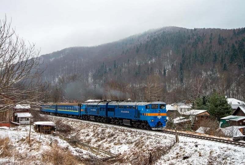 Снег и метели затруднили движение поездов на западе Украины