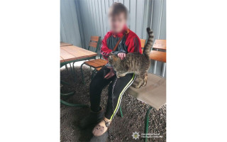 На Кіровоградщині працівниця дитбудинку приковувала 17-річну дівчину ланцюгами до ліжка