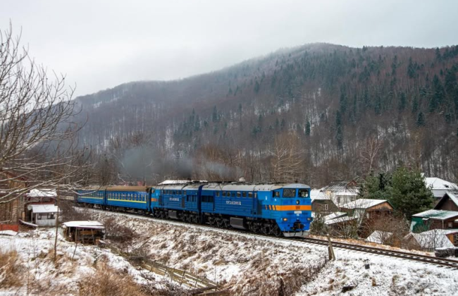 Сніг і хуртовини ускладнили рух поїздів на заході України