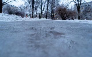 Киев в ледяной ловушке: на дорогах — водяной каток, а из-за обледенения проводов не курсируют трамваи и троллейбусы, видео
